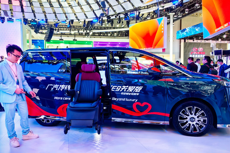 Xindetech's Detachable Swivel Seat debuts at Guangzhou Auto Show